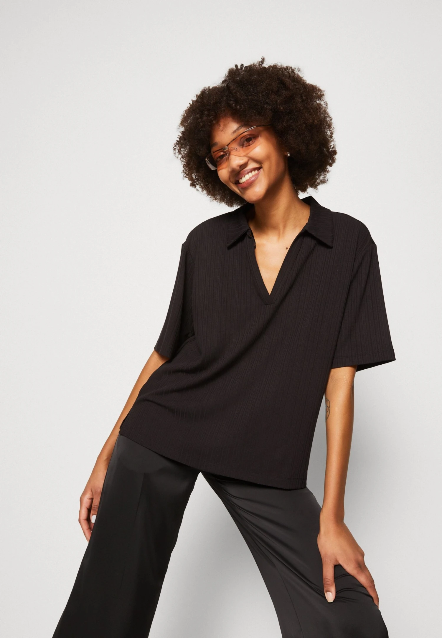 Monki Poloshirt - Black Dark 4 Monki Poloshirt - Black Dark - Afbeelding 4