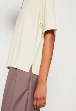 Monki Poloshirt - Beige Dusty Light 11 Monki Poloshirt - Beige Dusty Light -Monki Winkel 0f31fdc46c8b4116b21ffbdaff2e4810