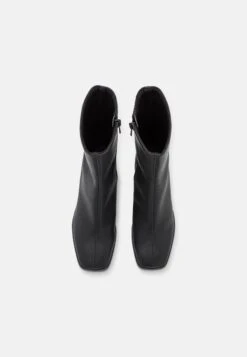 Monki Korte Laarzen - Black Dark -Monki Winkel 1ceccae4a3684796b9b12cfbf404cfe4