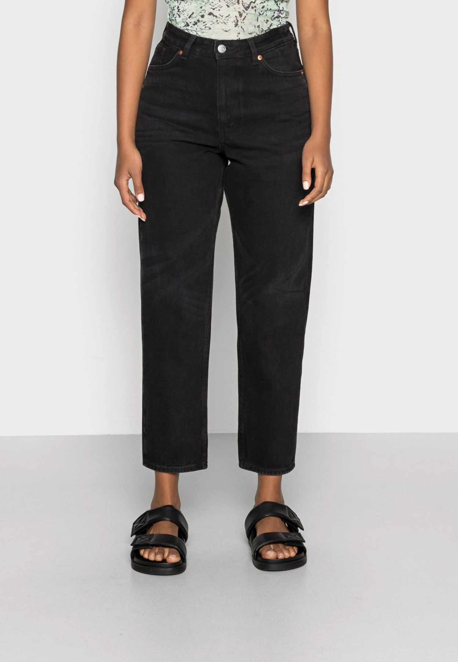 Monki Relaxed Fit Jeans - Black 1 Monki Relaxed Fit Jeans - Black
