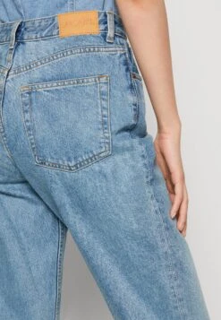 Monki Slim Fit Jeans - Blue Medium Dusty Mid Blue -Monki Winkel 25f76016bf8b441088628d7b89892304