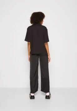 Monki Poloshirt - Black Dark 8 Monki Poloshirt - Black Dark -Monki Winkel 2c61481814d1445abc51cde078f37372