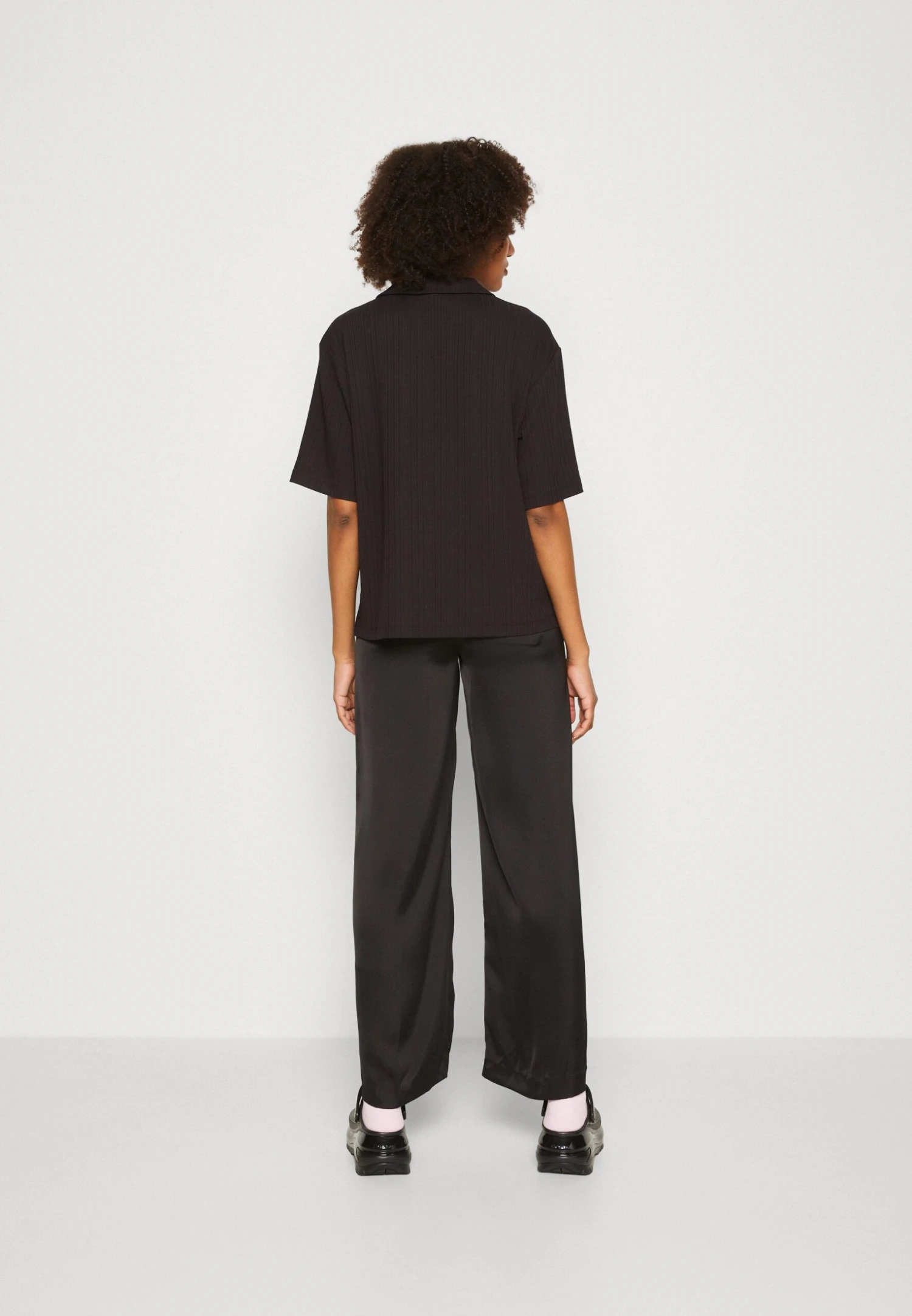 Monki Poloshirt - Black Dark 3 Monki Poloshirt - Black Dark - Afbeelding 3