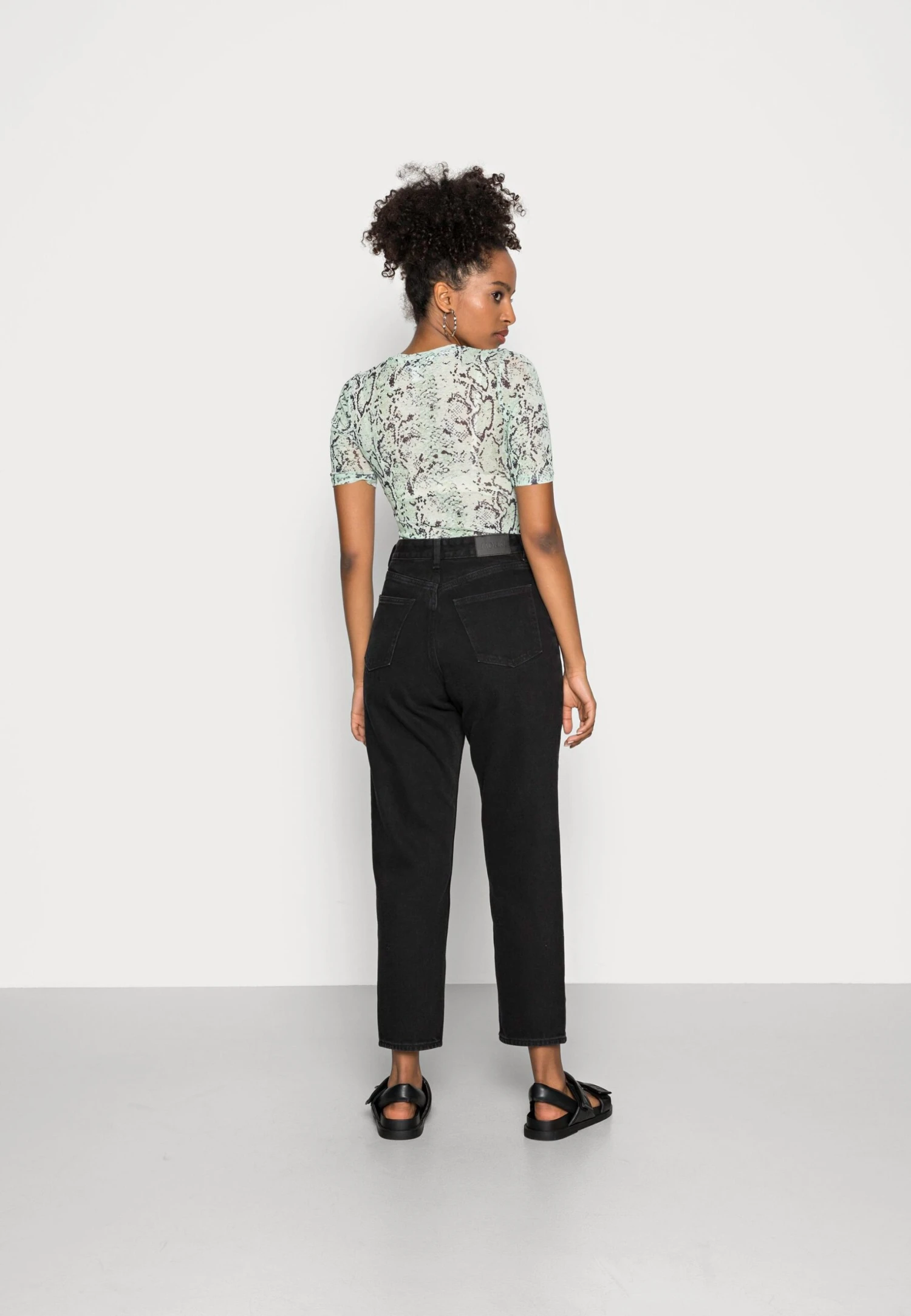 Monki Relaxed Fit Jeans - Black 3 Monki Relaxed Fit Jeans - Black - Afbeelding 3