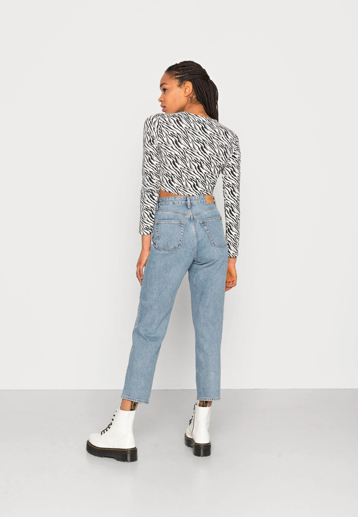 Monki Straight Leg Jeans - Blue Dusty Light 3 Monki Straight Leg Jeans - Blue Dusty Light - Afbeelding 3