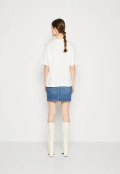 Monki T-Shirt Print - Optically 8 Monki T-Shirt Print - Optically -Monki Winkel 514f046a06e34bf994919ae636f42c93