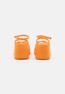 Monki Sandalen Met Plateauzool - Yellow Bright Orange -Monki Winkel 65d6fdfbc02941e3b4e7c400f91cba52