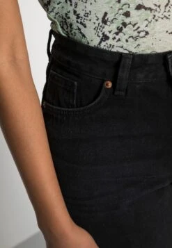 Monki Relaxed Fit Jeans - Black 9 Monki Relaxed Fit Jeans - Black -Monki Winkel 6e32343ad5534efb8348fa73614ff8b6