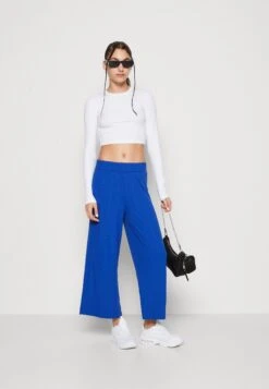 Monki Winkel -Monki Winkel 71496a2820d649b4b88a2b0a1bd9f079