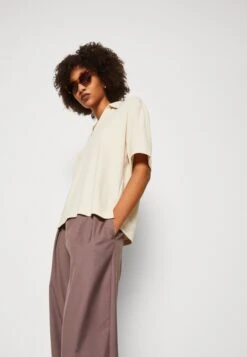 Monki Poloshirt - Beige Dusty Light 9 Monki Poloshirt - Beige Dusty Light -Monki Winkel 781bcc4107d74e4484d9a646cbf18161