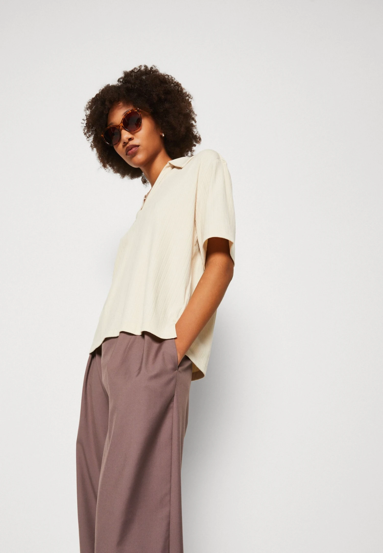 Monki Poloshirt - Beige Dusty Light 4 Monki Poloshirt - Beige Dusty Light - Afbeelding 4