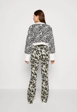 Monki Trui - White/Black -Monki Winkel 7ce47ef716904769b757c27a0d64f43f