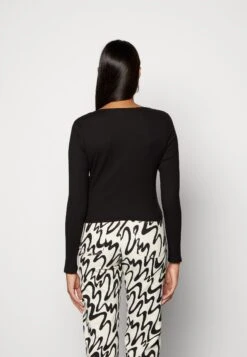 Monki Longsleeve - Black Dark Unique -Monki Winkel 86b66198bbc84dcfb2cb4bd359d455d2