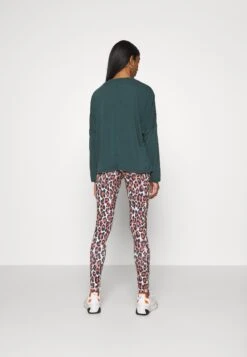 Monki Longsleeve - Kahki Green -Monki Winkel 8cac054fd9d44fdb9f60980bea311a48