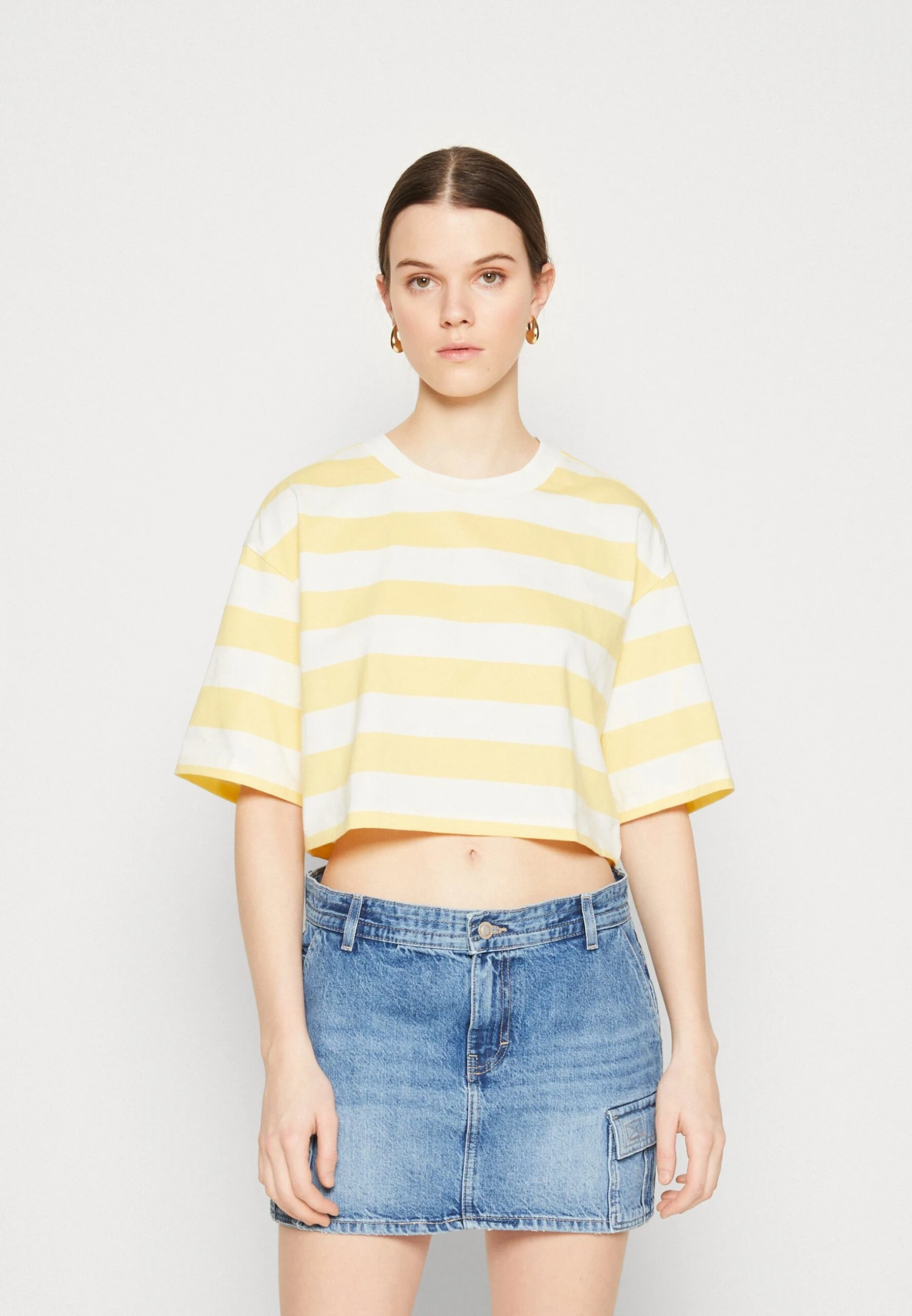 Monki T-Shirt Print - Yellow Light 1 Monki T-Shirt Print - Yellow Light