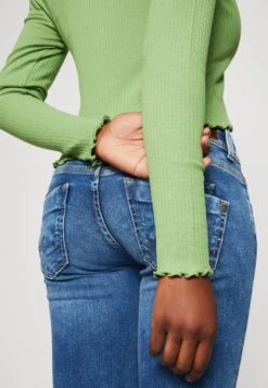 Monki Longsleeve - Green -Monki Winkel 9738c1a5e89b4b2c8d9b3aa3f6afc7fe