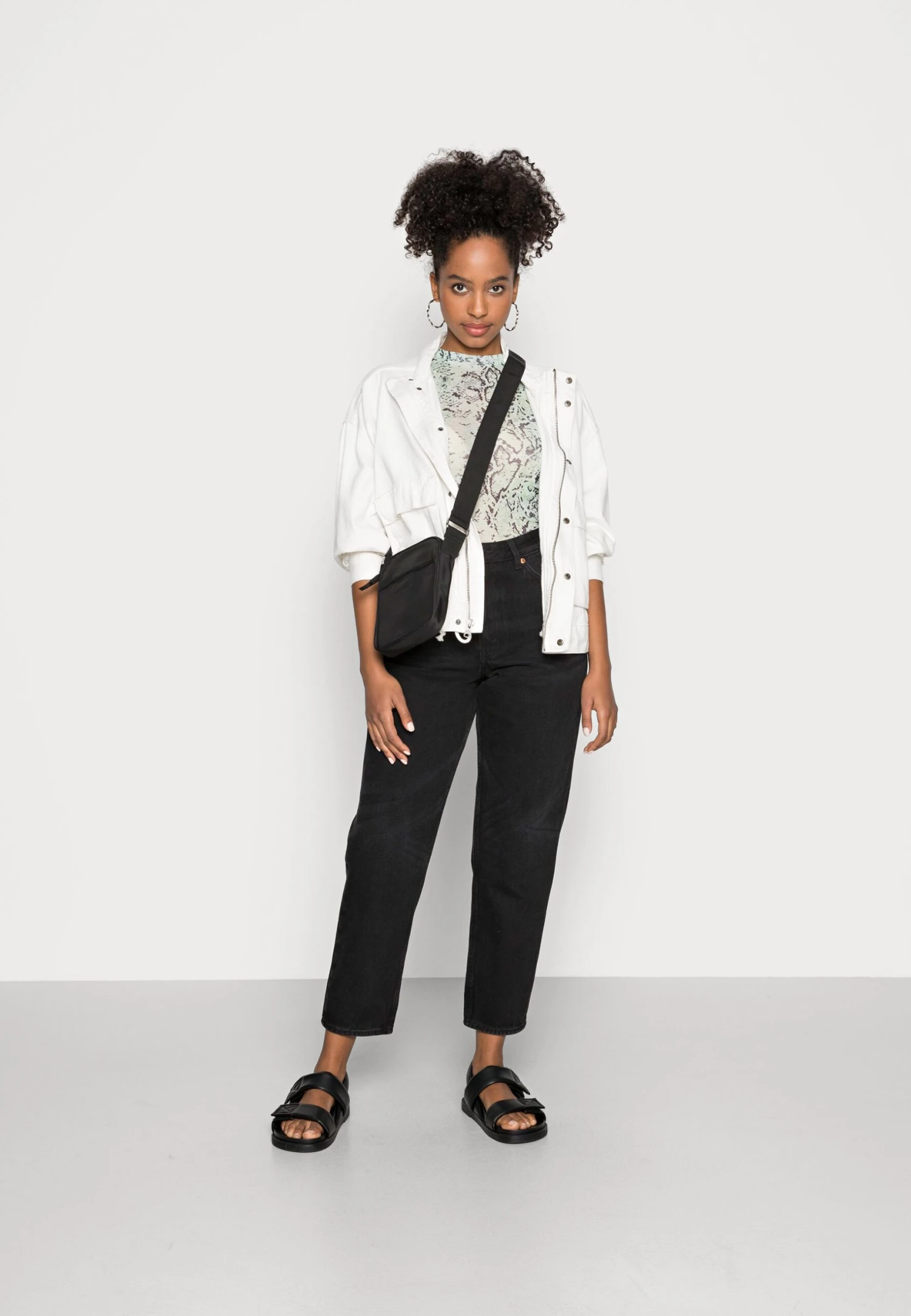 Monki Relaxed Fit Jeans - Black 2 Monki Relaxed Fit Jeans - Black - Afbeelding 2