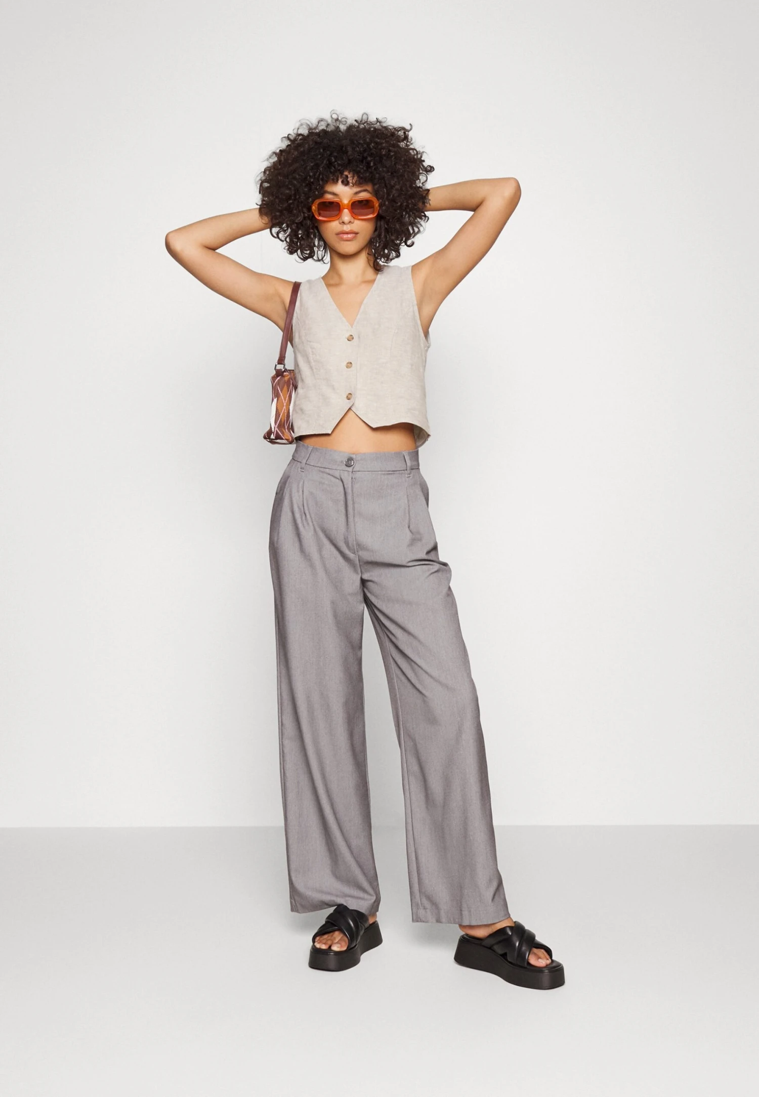 Monki Bodywarmer - Beige Dusty Light 2 Monki Bodywarmer - Beige Dusty Light - Afbeelding 2