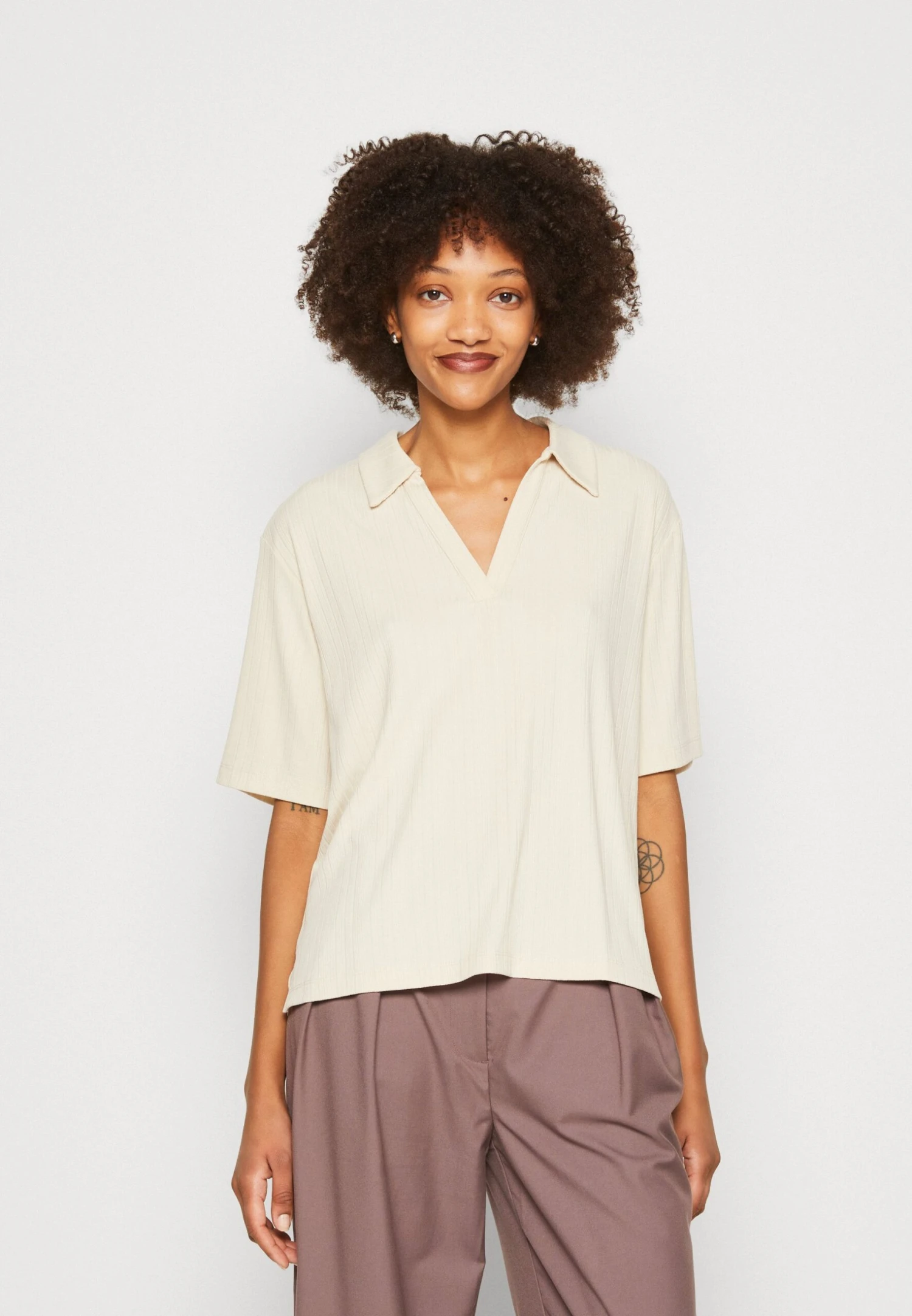Monki Poloshirt - Beige Dusty Light 1 Monki Poloshirt - Beige Dusty Light