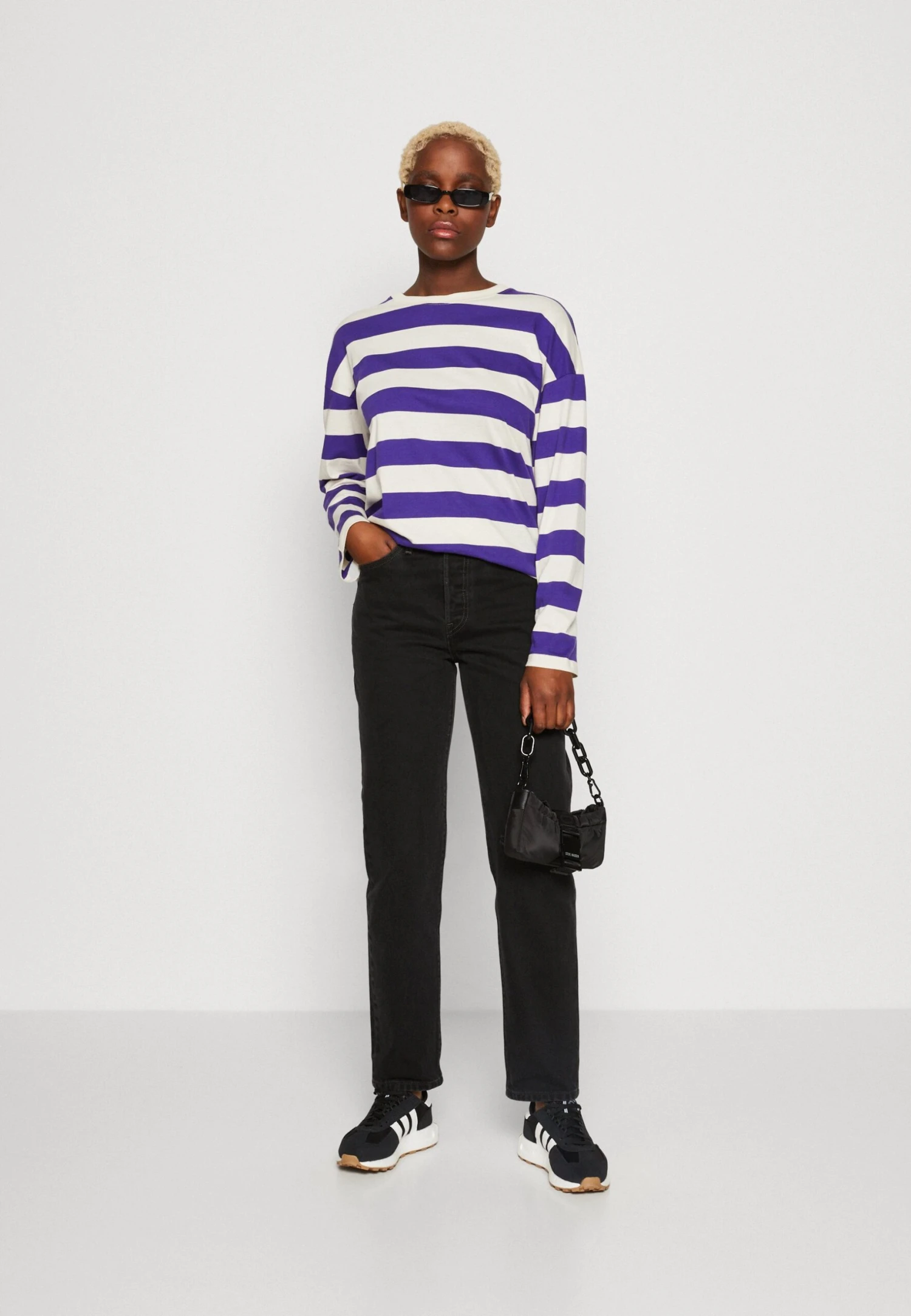 Monki Longsleeve - Off White/Big Purple 2 Monki Longsleeve - Off White/Big Purple - Afbeelding 2