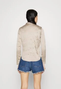 Monki Overhemdblouse - Beige Dusty Light -Monki Winkel b7a2412afdcb4eeca2a7b4f260c28d03