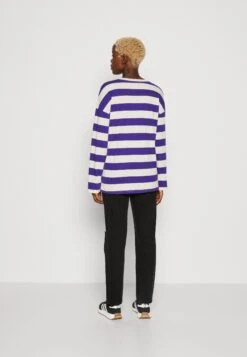 Monki Longsleeve - Off White/Big Purple 8 Monki Longsleeve - Off White/Big Purple -Monki Winkel b98638ac43e048a394e4fab7715530c4