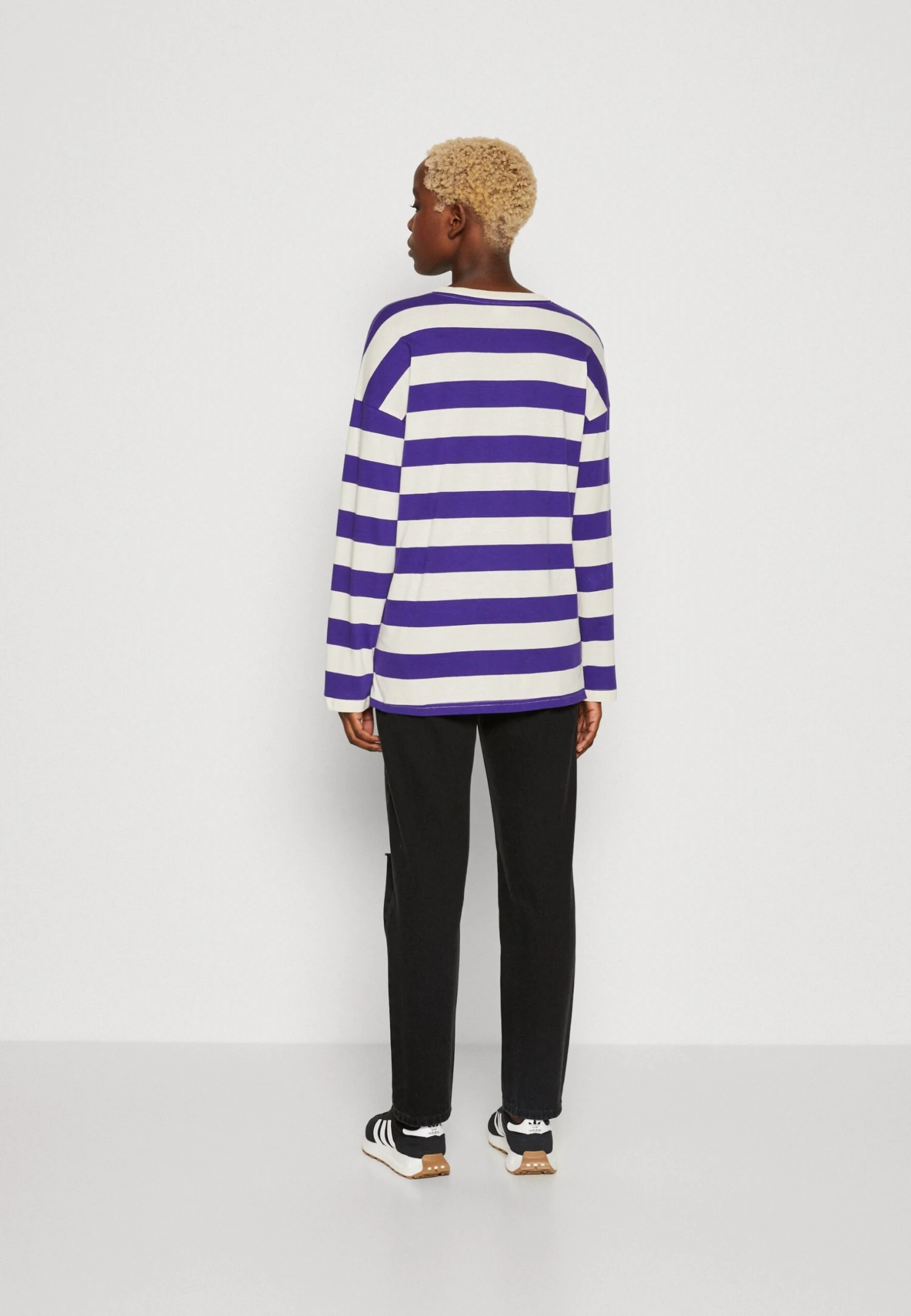 Monki Longsleeve - Off White/Big Purple 3 Monki Longsleeve - Off White/Big Purple - Afbeelding 3