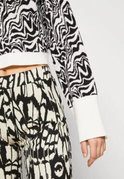 Monki Trui - White/Black -Monki Winkel baf63020eceb4cf48ea920eacbaa4bfd