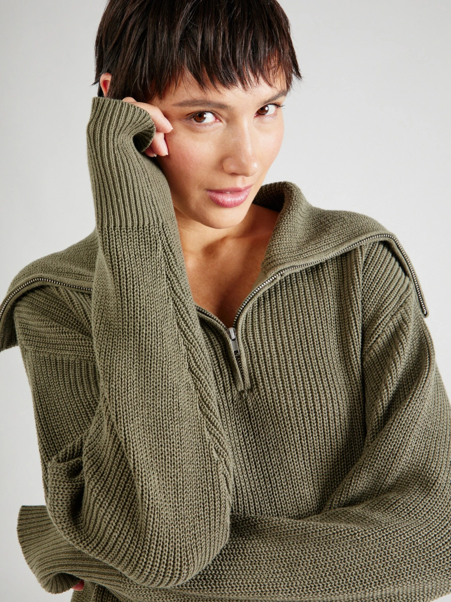 Monki Coltruien Trui Dames Olijfgroen 2 Monki Coltruien Trui Dames Olijfgroen - Afbeelding 2