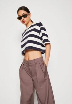 Monki T-Shirt Print - Dark Blue -Monki Winkel c4c8537692af442fa028fdc2c7a9dce0