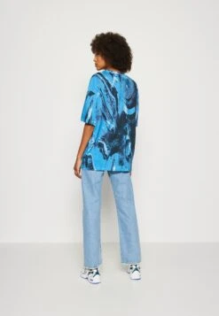 Monki T-Shirt Basic - Blue 8 Monki T-Shirt Basic - Blue -Monki Winkel c855e7e7f10346b0b361e934c684d46b