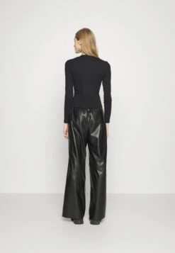 Monki Longsleeve - Black Dark 7 Monki Longsleeve - Black Dark -Monki Winkel d2ba5ee2870c4562b96f8cb365a06d1e