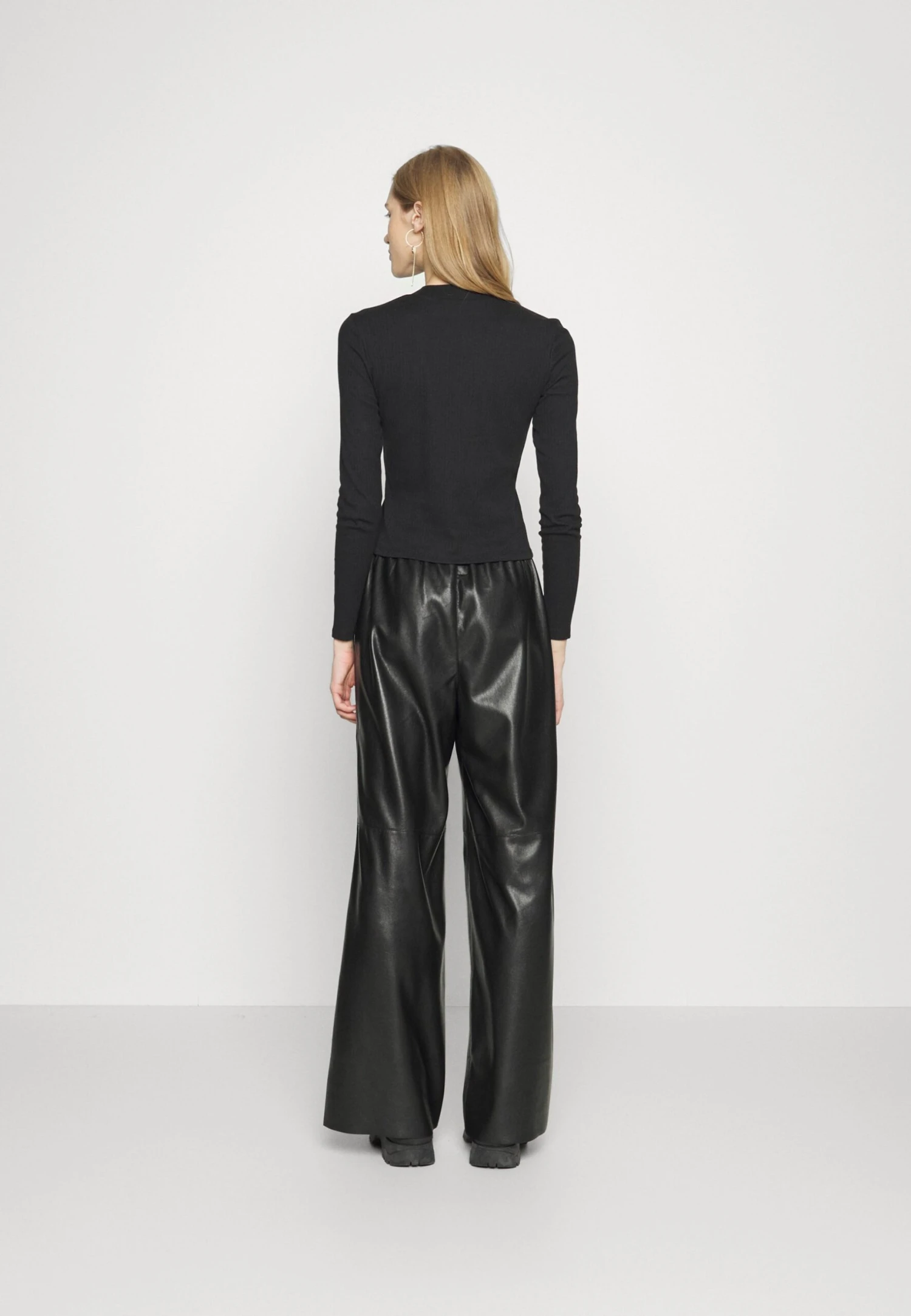 Monki Longsleeve - Black Dark 3 Monki Longsleeve - Black Dark - Afbeelding 3