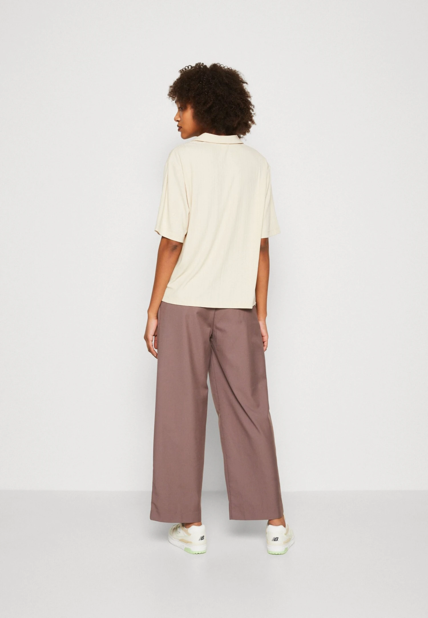 Monki Poloshirt - Beige Dusty Light 3 Monki Poloshirt - Beige Dusty Light - Afbeelding 3