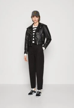 Monki Winkel -Monki Winkel e059b6e4ff3643e08dccce481d3a74b4